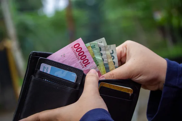 Perlindungan Hukum Terhadap Pekerja Yang Diupah di Bawah Upah Minimum | SIP Law Firm